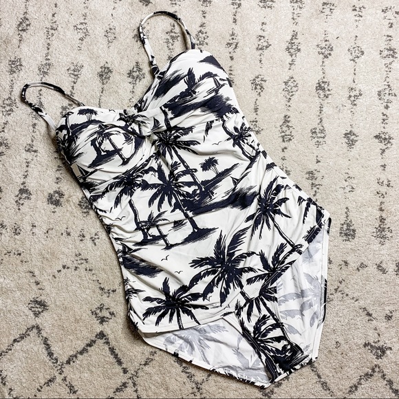 ‘Sail Hawaii' One-Piece Swimsuit
TOMMY BAHAMA - Picture 2 of 5